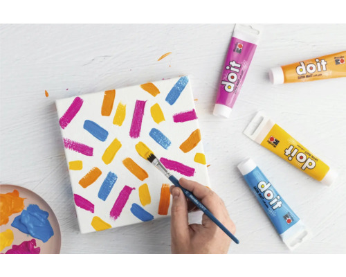 Bemalte Leinwand mit Farbtuben und Pinsel