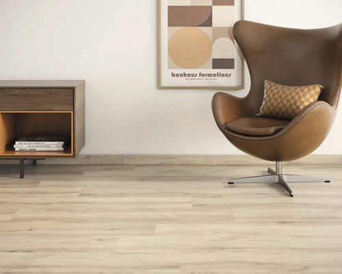 Innenraum mit Laminatboden, Sessel und Beistellschrank