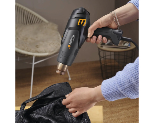 Heißluftpistole im Einsatz an einer Ledertasche