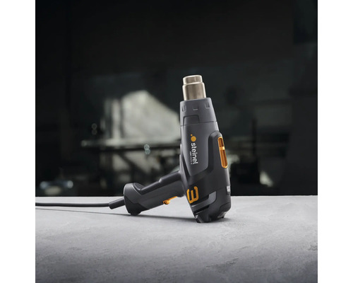 Heißluftpistole auf einem Tisch