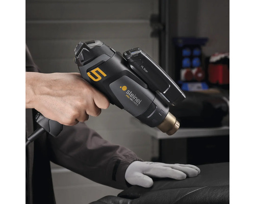 Steinel Heißluftpistole mit HL Scan Aufsatz in der Hand