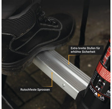 Detailaufnahme einer Leiter mit breiten, rutschfesten Sprossen und einer Person, die Sicherheitsschuhe trägt