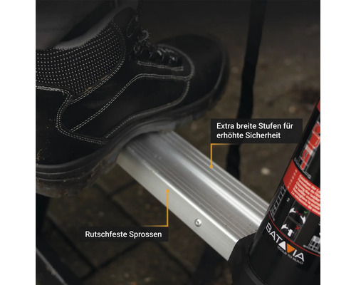 Detailaufnahme einer Leiter mit breiten, rutschfesten Sprossen und einer Person, die Sicherheitsschuhe trägt