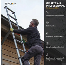 Mann steigt auf einer ausziehbaren Aluminiumleiter mit einer Länge von 3,81 Metern.