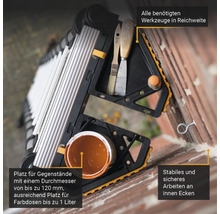 Leiter mit Werkzeugablage, Pinsel, Spachtel und Farbdose