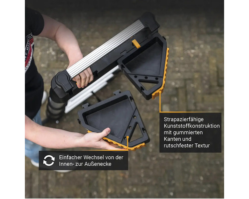 Person montiert Eckverbindung aus Kunststoff an eine Leiter