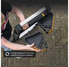 Personne assemblant un pied d''angle pour échelle