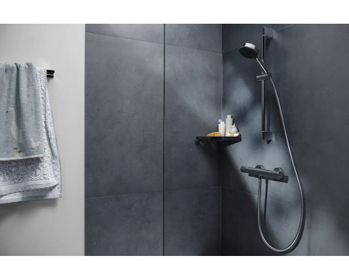 Modernes Badezimmer mit Dusche, Ablage und Handtüchern