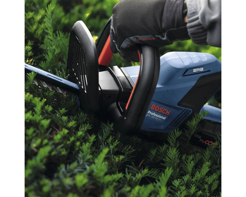 Taille-haie Bosch en action pour tailler une haie