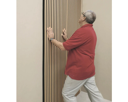 Mann befestigt Akustikpaneele an der Wand