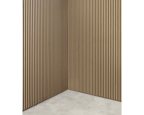 Innenaufnahme einer Wandverkleidung aus Holzlatten