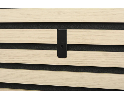 Nahaufnahme einer Akustikplatte aus Holz mit schwarzem Befestigungselement