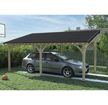 Ein Carport aus Holz mit einem Auto darunter im Garten.