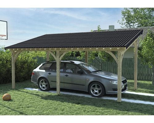 Ein Carport aus Holz mit einem Auto darunter im Garten.