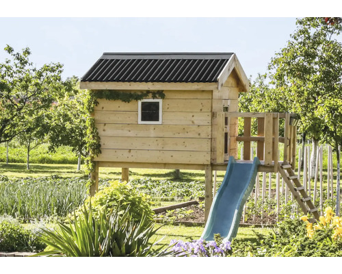 Holzspielhaus mit Rutsche und Leiter im Garten
