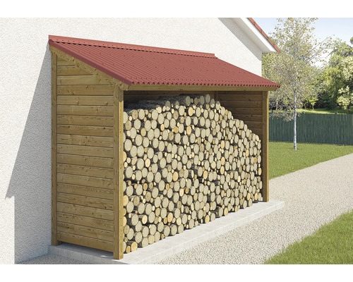 Holzlager mit Holzstapel und rotem Dach