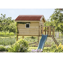 Spielhaus aus Holz mit Rutsche und rotem Dach im Garten.