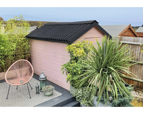 Gartenansicht mit Schuppen, Pflanzen und Sitzgelegenheit