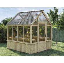 Gewächshaus aus Holz mit transparentem Dach im Garten.