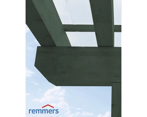 Construction en bois avec plaques ondulées et logo Remmers