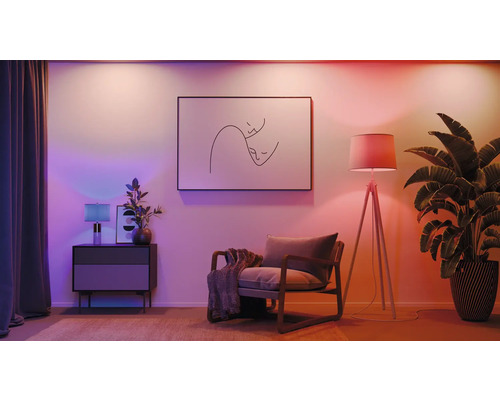 Salon avec fauteuil, lampadaire, commode et éléments décoratifs pour une ambiance chaleureuse.