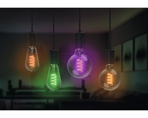 Des ampoules LED multicolores de style rétro sont suspendues au plafond