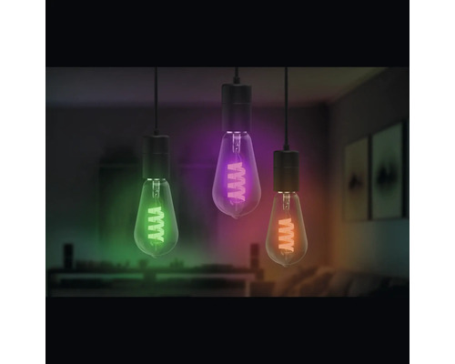 Trois lampes LED de couleurs verte, violette et orange suspendues au plafond