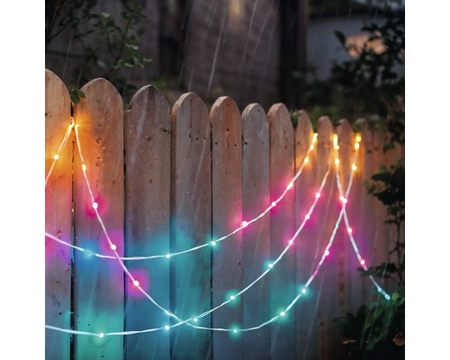 Guirlande lumineuse décorative multicolore sur une clôture en bois à l''extérieur