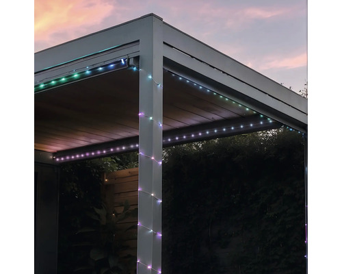 Pergola avec guirlande lumineuse colorée