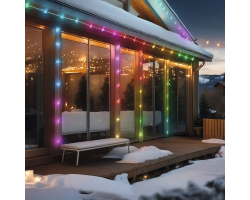 Façade de maison avec guirlande lumineuse multicolore en hiver