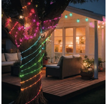 Baum mit LED-Lichterkette und beleuchtete Gartenlaube