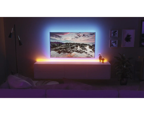 Salon avec téléviseur et éclairage LED pour une ambiance chaleureuse.