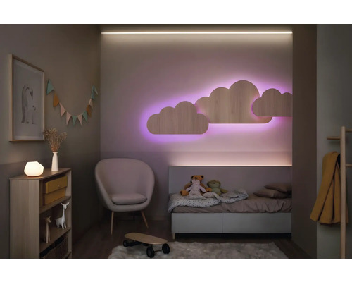 Chambre d''enfant avec lampe nuage, lit, chaise et commode