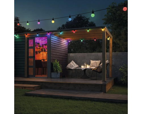 Garten mit farbigen Glühbirnen, Gartenhaus und Sitzbereich