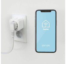 Intelligente Steckdose verbunden mit Steckdose und Smartphone mit Hama Logo