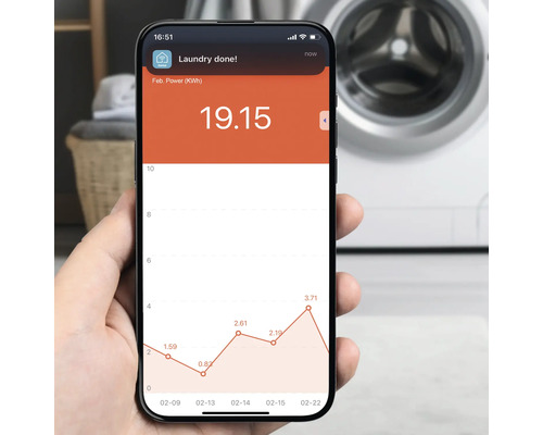 Eine Person hält ein Smartphone mit einer Grafik zur Waschmaschinen-Leistungsüberwachung in der Hand.