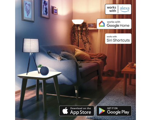 Wohnzimmer mit Stehlampe, Tischleuchte, Sofa und den Logos für Alexa, Google Home, Siri Shortcuts, App Store und Google Play