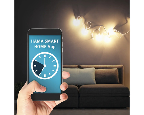 Smartphone mit Hama Smart Home App vor Sofa