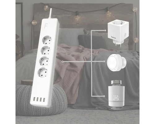 Mehrfachsteckdose, Smart-Home-Steckdose, Smart-Home-Lampe und Heizkörperthermostat vor einem Bett