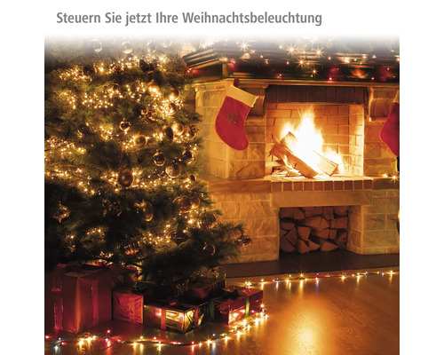 Weihnachtsszene mit Weihnachtsbaum, Geschenken, Kamin und Weihnachtsbeleuchtung