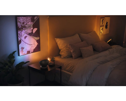 Chambre avec lit, table de chevet et œuvre d''art encadrée