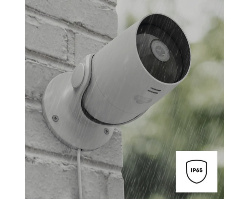 Caméra d''extérieur sur un mur sous la pluie avec le symbole IP65 pour la protection contre les jets d''eau