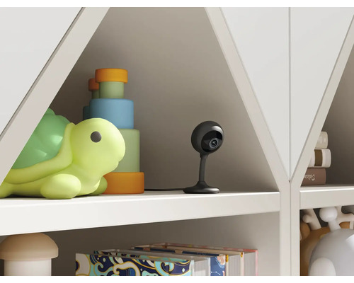 Überwachungskamera auf einem Regal zwischen Spielzeugen