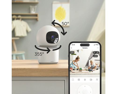 Überwachungskamera mit 355 Grad horizontaler und 50 Grad vertikaler Schwenkbarkeit neben einem Smartphone