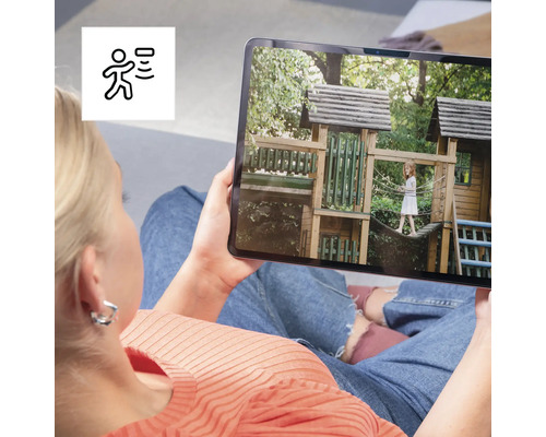 Frau betrachtet Spielturm für Kinder auf Tablet