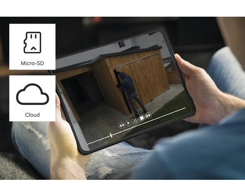 Eine Person betrachtet eine Videoaufnahme eines Einbruchs auf einem Tablet. Speicherungsoptionen: Micro-SD und Cloud.