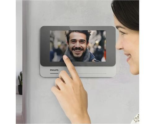 Femme utilisant un interphone de porte Philips avec écran tactile