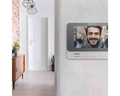 Interphone de porte avec logo Philips dans le couloir