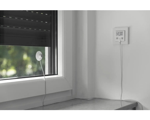 Fenêtre avec volet roulant, capteur et commande