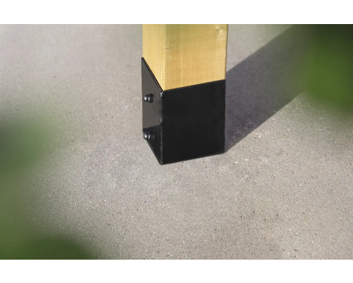 Ancrage de poteau en acier sur un poteau en bois